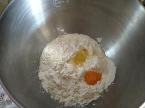 将面粉、鸡蛋、牛奶、淡奶油搅拌均匀。
