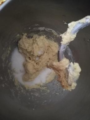 加入细砂糖继续搅拌。