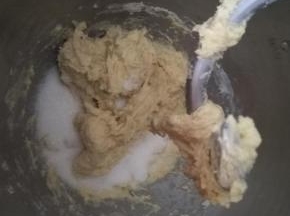 加入细砂糖继续搅拌。