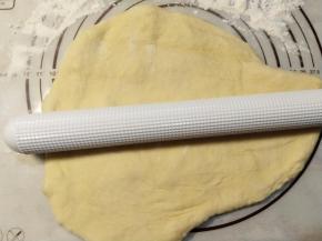 发酵两倍大以后，取出排气，然后再次醒面20分钟。