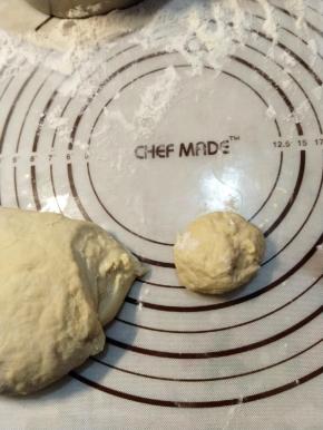 然后把面团分成小剂子，每份大约30g。