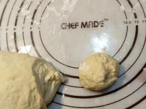 然后把面团分成小剂子，每份大约30g。