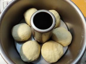 准备好6寸中空模具，待小面团揉光滑后放入中空模具，一个模具放入对称的6块，这份面团能做2份。