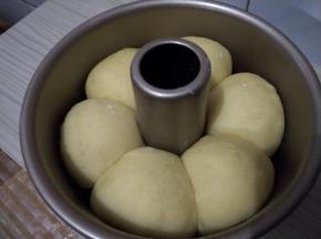 然后再次放入烤箱发酵，记得准备一碗热水哟。
