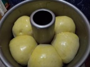 当再次发酵至1.5倍大，模具顶满以后，表面轻轻的刷上一层蛋液。