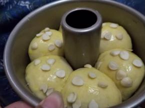 最后在表面撒上杏仁片。