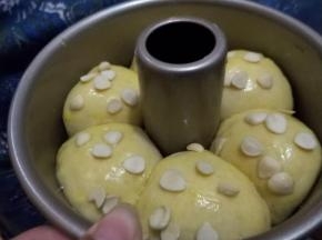 最后在表面撒上杏仁片。
