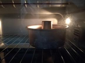 烤箱170度预热十分钟，再把模具放入烤箱，150度烘烤20分钟左右即可。