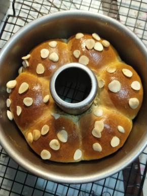 烤制时间完成后，马上取出模具。