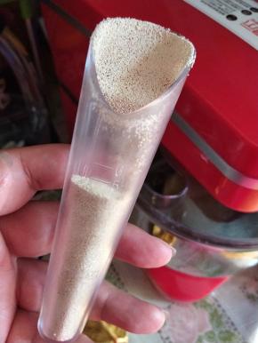 加入细砂糖2-3分钟之后，在搅拌过程中加入酵母。