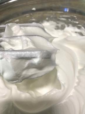 打发至提起打蛋器，蛋白霜是竖直的状态即可。