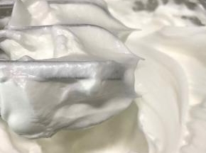 打发至提起打蛋器，蛋白霜是竖直的状态即可。