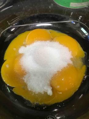 蛋黄加入40克细砂糖，用手动打蛋器搅拌均匀至细砂糖融化无颗粒。