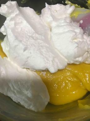 先把静置的蛋黄糊再搅拌几下，再加入三分之一的蛋白霜到蛋黄糊中来，搅拌均匀。