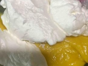 先把静置的蛋黄糊再搅拌几下，再加入三分之一的蛋白霜到蛋黄糊中来，搅拌均匀。