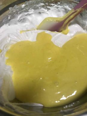 搅拌均匀的蛋黄糊倒回蛋白霜中，继续搅拌均匀。这时候就可以预热烤箱了，上下火180℃，预热十分钟。