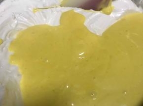 搅拌均匀的蛋黄糊倒回蛋白霜中，继续搅拌均匀。这时候就可以预热烤箱了，上下火180℃，预热十分钟。