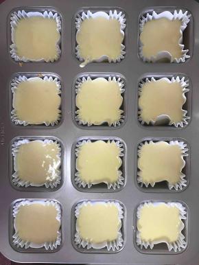 将搅拌均匀的蛋黄糊倒入模具中，轻震下模具，目地是震出一些小气泡。然后送入预热好的烤箱，上下火180℃，15分钟。也要根据自己的烤箱脾气自行调节温度和时间哦！