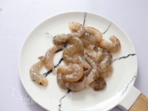 鲜虾去壳、挑出虾线，清洗干净之后切成小块。鳕鱼室温解冻之后清洗干净，挑出刺，去皮切成小块。