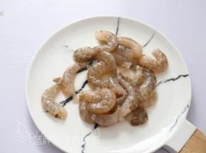 鲜虾去壳、挑出虾线，清洗干净之后切成小块。鳕鱼室温解冻之后清洗干净，挑出刺，去皮切成小块。