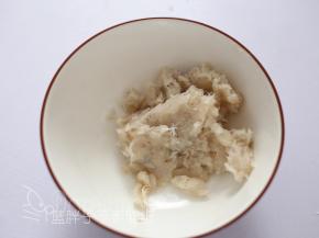 鳕鱼和虾仁用料理机搅打成泥状。