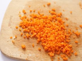 胡萝卜和香葱切成细细的小丁。