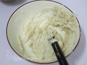 鳕鱼和虾仁泥加入玉米淀粉，稍微搅拌一下之后慢慢加入蛋清，用筷子顺着一个方向不断搅打，直到起胶上劲。