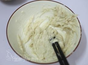 鳕鱼和虾仁泥加入玉米淀粉，稍微搅拌一下之后慢慢加入蛋清，用筷子顺着一个方向不断搅打，直到起胶上劲。