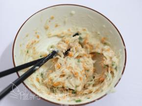 加入胡萝卜和香葱丁，继续搅打。
