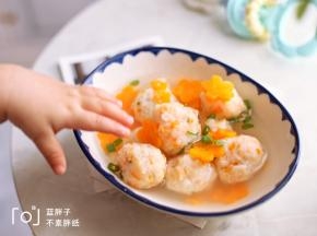 一直煮到鱼丸浮在水面上，再煮2分钟即可出锅。