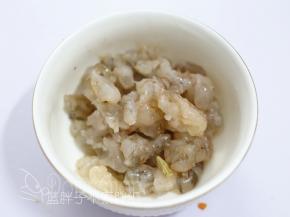 鲜虾去壳、挑出虾线，清洗干净之后切成小块，挤入适量柠檬汁先腌制10分钟左右。