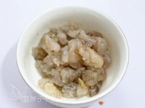鲜虾去壳、挑出虾线，清洗干净之后切成小块，挤入适量柠檬汁先腌制10分钟左右。