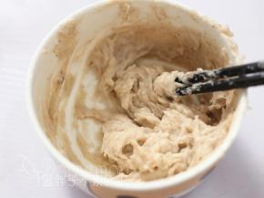 腌好的虾仁用料理机搅打成泥，加入玉米淀粉，稍微搅拌一下之后慢慢加入蛋清，用筷子顺着一个方向不断搅打，直到起胶上劲。