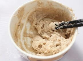 腌好的虾仁用料理机搅打成泥，加入玉米淀粉，稍微搅拌一下之后慢慢加入蛋清，用筷子顺着一个方向不断搅打，直到起胶上劲。