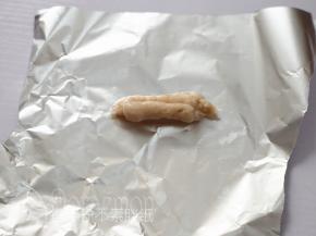 准备好一张锡纸，虾泥装入裱花袋，挤到锡纸上。