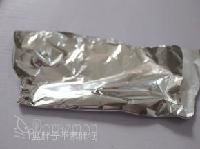 用锡纸将虾泥卷起来。