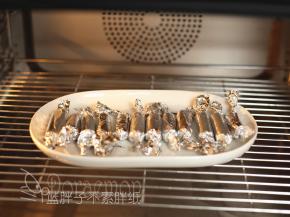 送入蒸烤箱中，110℃，蒸汽模式，蒸15分钟。