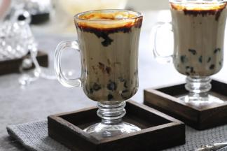 再发一下黑珍珠的做法：木薯淀粉100克，黑糖40克，热水70克，木薯手粉适量，冰水一大碗，防烫防粘手套。做法请详见请阅读我的黑珍珠食谱。