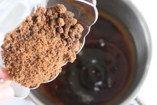 糖和水混合，融化。