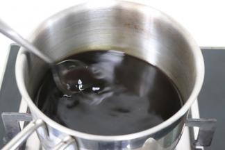 倒入小锅中，适当搅拌，无糖颗粒，煮沸糖水。