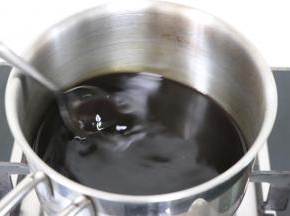 倒入小锅中，适当搅拌，无糖颗粒，煮沸糖水。