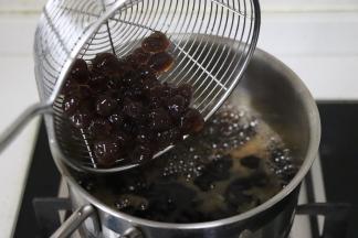 倒入黑珍珠，如果是提前做好的冷冻了的珍珠，也可以不用解冻直接放到锅中。