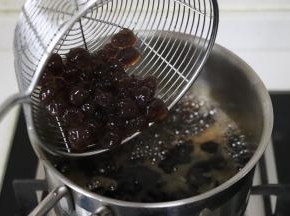 倒入黑珍珠，如果是提前做好的冷冻了的珍珠，也可以不用解冻直接放到锅中。
