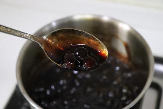 搅动珍珠，防止粘底，糖水会变得浓稠，珍珠也变黑，通透，就成为黑珍珠糖浆了。