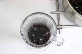 离火后，用勺子挖出适量的珍珠糖浆，倒入准备好的杯子中。