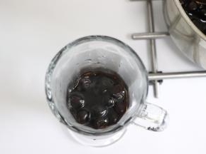 离火后，用勺子挖出适量的珍珠糖浆，倒入准备好的杯子中。