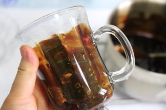 倾斜转动杯子，让糖浆挂到杯壁上。