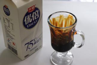 喜欢喝冷的，就倒入冷藏鲜牛奶，如果喜欢喝热牛奶，可以热一杯牛奶冲进去，黑糖和牛奶散发出的味道不要太香浓哦。