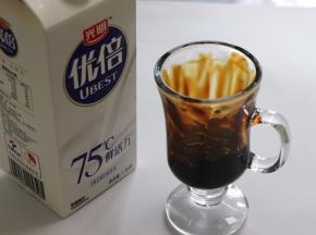 喜欢喝冷的，就倒入冷藏鲜牛奶，如果喜欢喝热牛奶，可以热一杯牛奶冲进去，黑糖和牛奶散发出的味道不要太香浓哦。