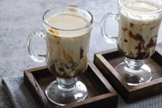 黑糖浆慢慢会和牛奶溶解。融入到牛奶中，口味简直太棒了。